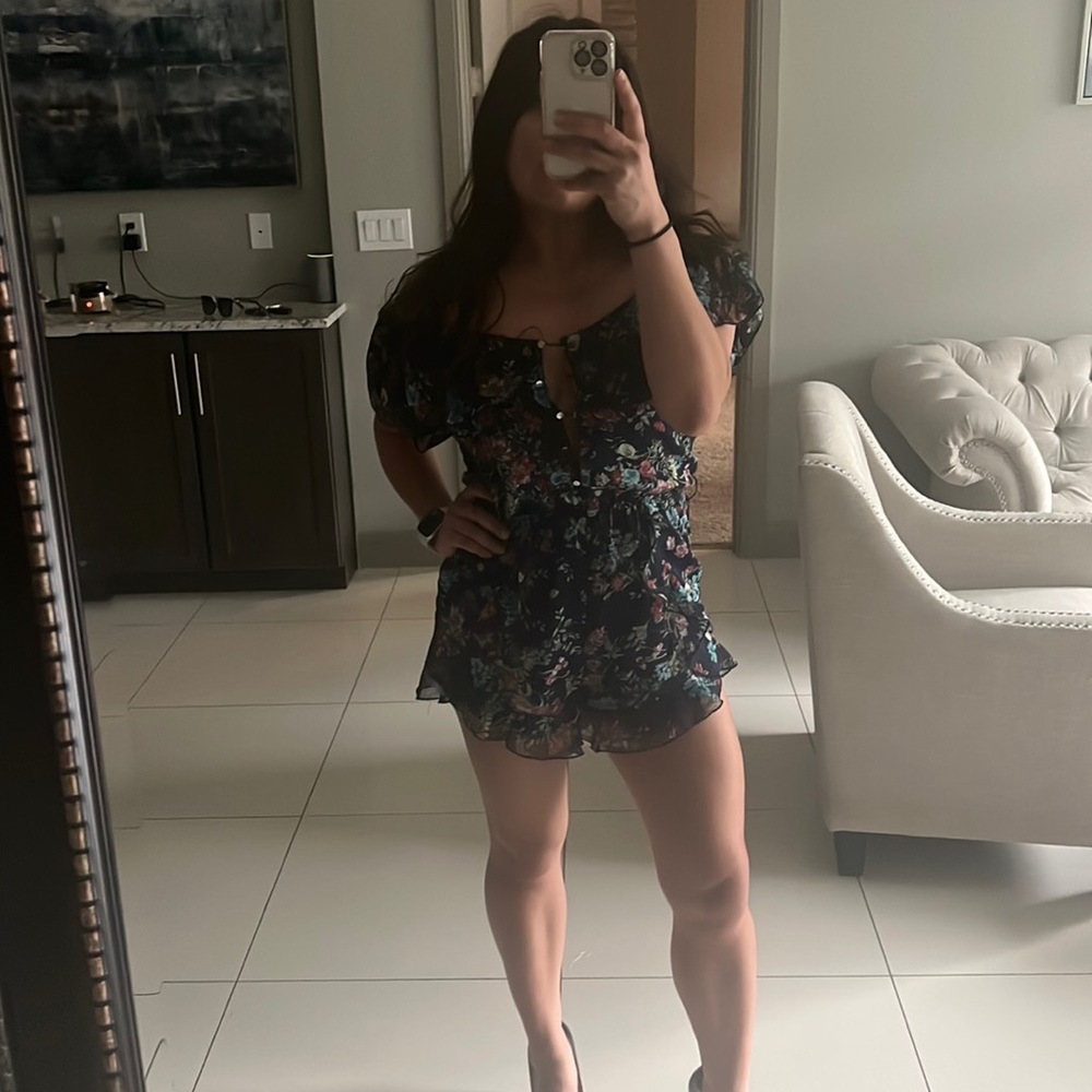 Cute floral spring romper. Missing belt. Perfect for brunch